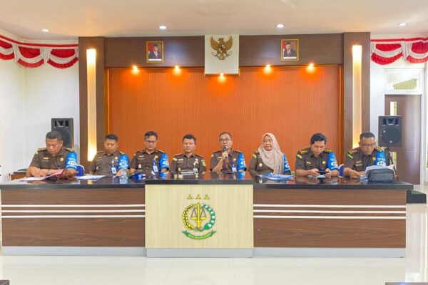 Asisten Pengawasan Kejati NTB bersama tim memberikan arahan kepada semua pegawai Kejari Bima